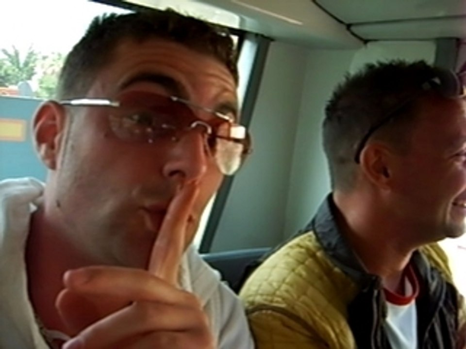 regis et sam au canarie dans un bus