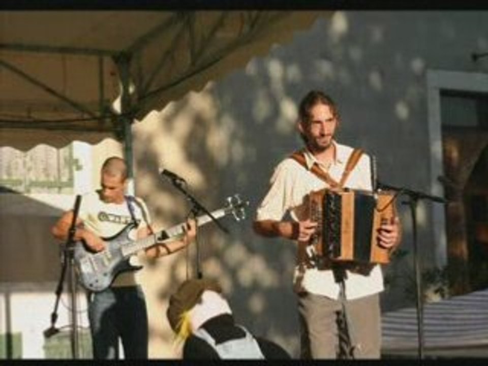 La piscine, le clip des Moyens du bord