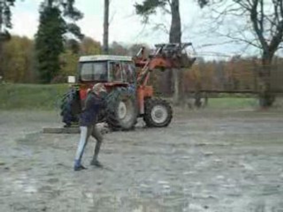 Juliette qUi cOur après le tracteUr !