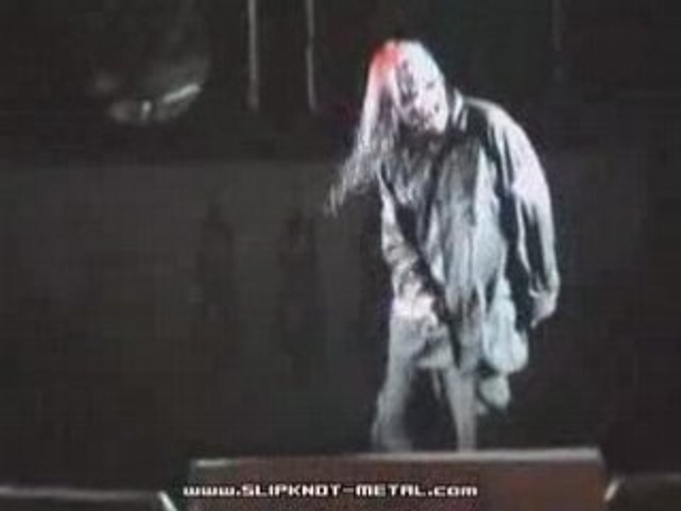 Corey Taylor se mange pendant un concert !