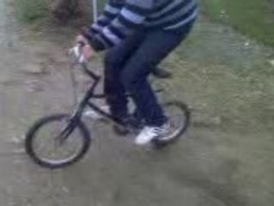 Jerem tournant en rond avec mon petit vélo