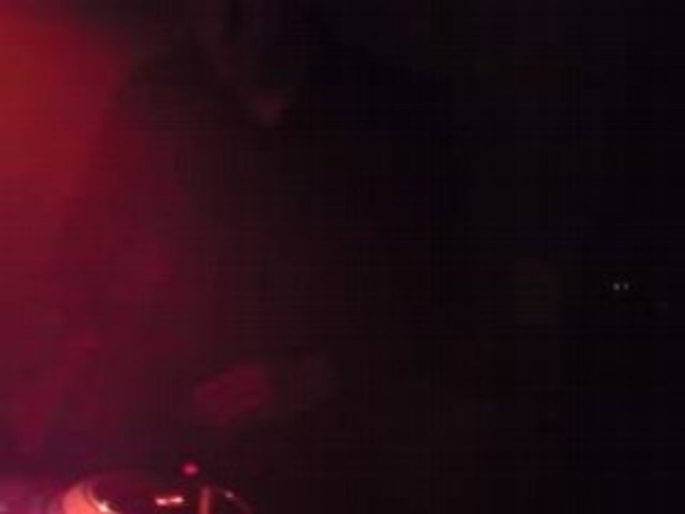 L'anniv à mito, dj grég aux platines (partie 1) 021108_01.57