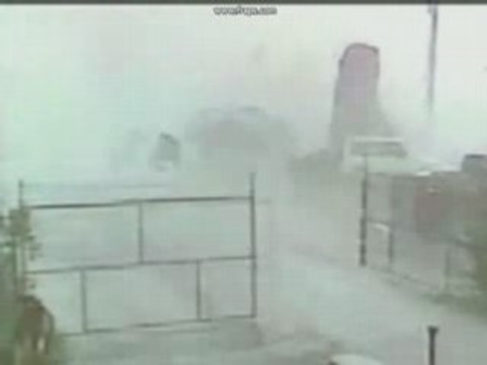 Une tornade soulève des voitures !