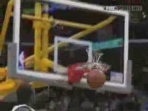 Lamar Odom dunks on Kobe