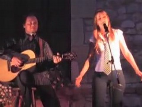 Elle écoute pousser les fleurs