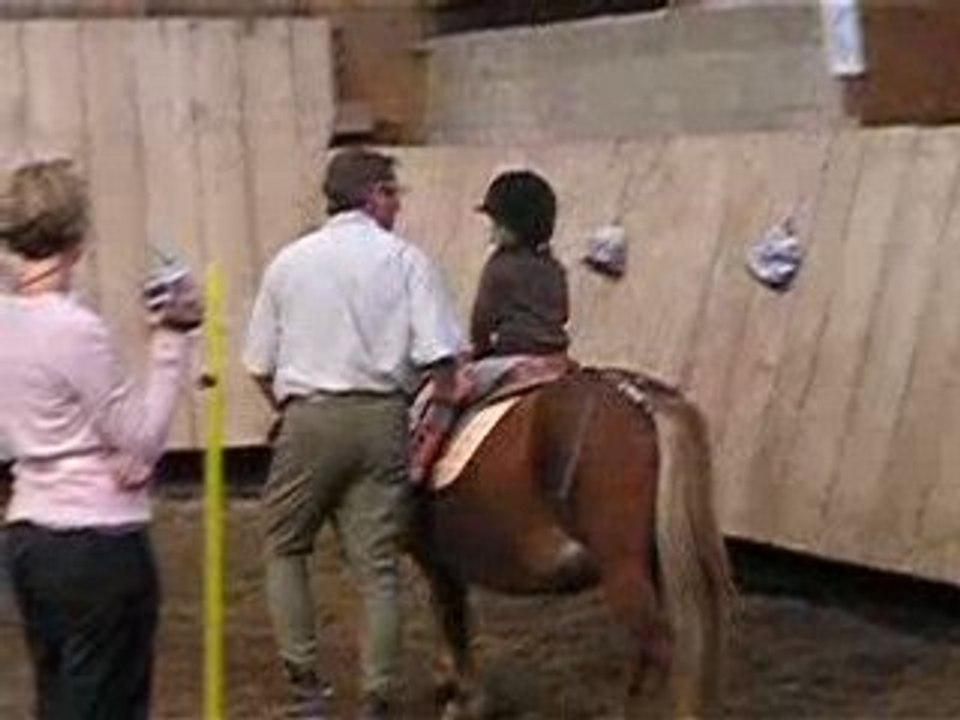Cloé fait du poney