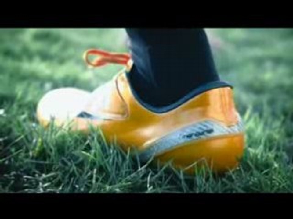 Nike C.Ronaldo vs. Bugatti Veyron