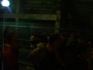 Regroupement à la descente des bus aux abords du Parc