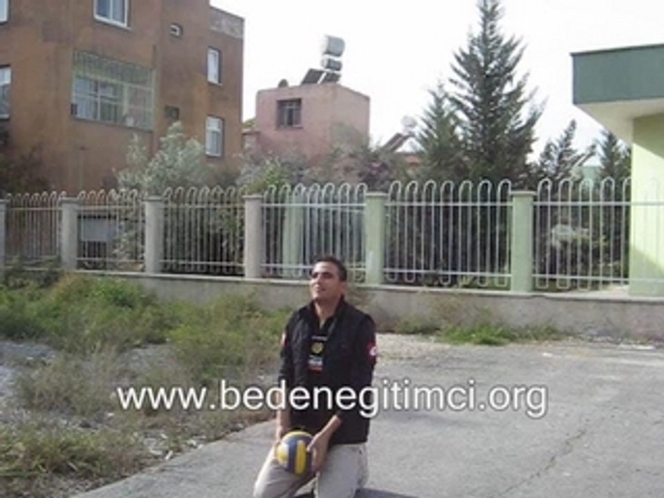voleybolda yerde bekleyerek iki topla parmak pas çalışması