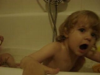 Zoé chante dans son bain.