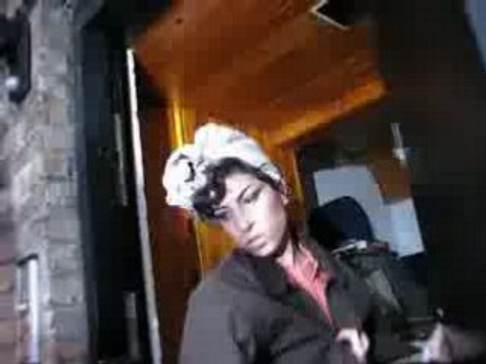 Amy Winehouse si scaglia contro un fotografo