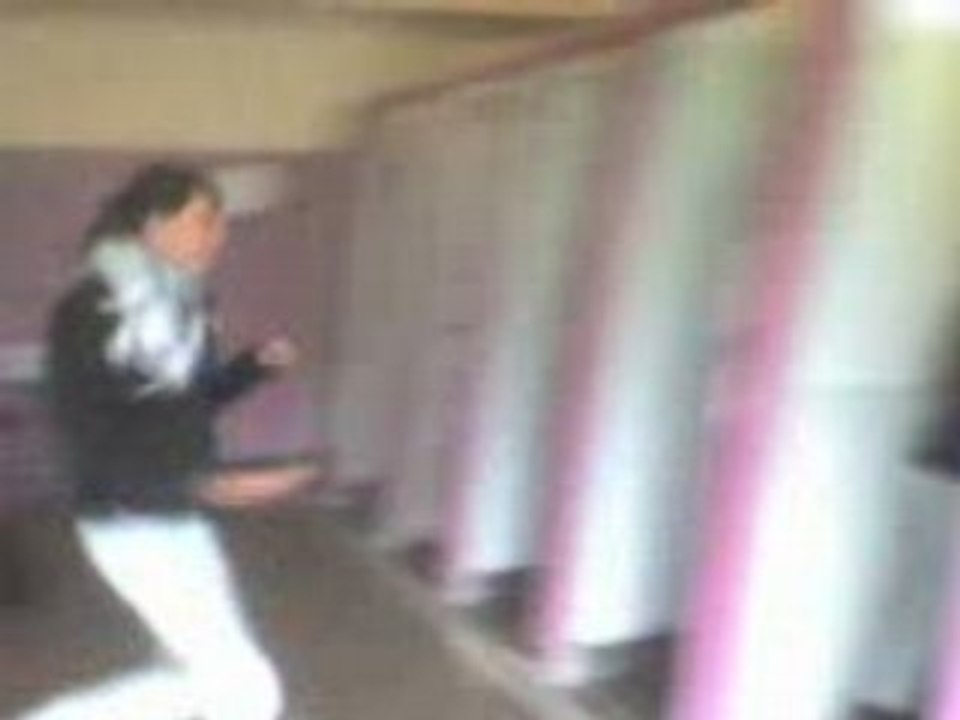 Genre les tarées mdr. Kelly on fait quoi.