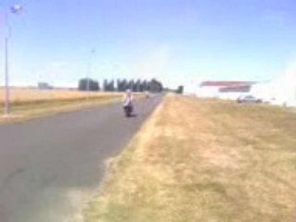 Pancouk debout sur la moto au run