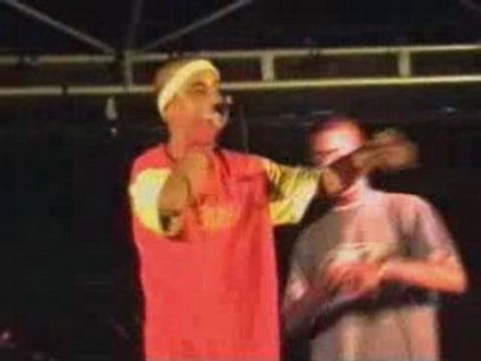 La base (Mos klan) en concert à l'iut 2004 part I