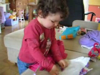 19 05 08 - Lise déballe le cadeau de tata rissou