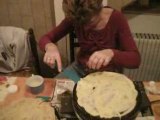 Annick qui fait des crépes