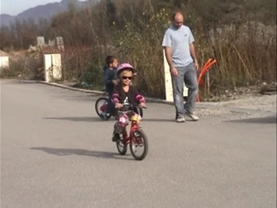 Lola & son vélo sans roulettes Novembre 2008