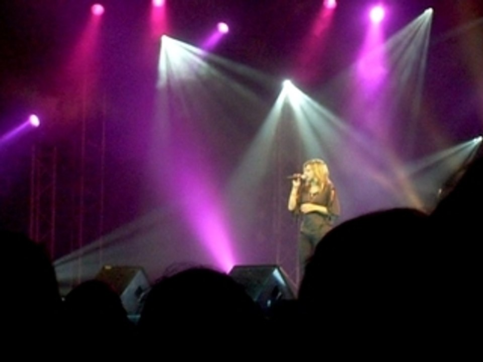 Amandine arrive sur scène