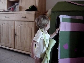 Elora fait son train train....