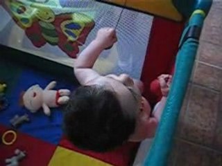 Enzo se tient tt seul