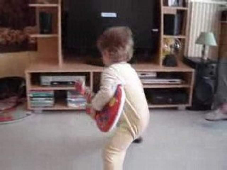 Swan fait de la guitare