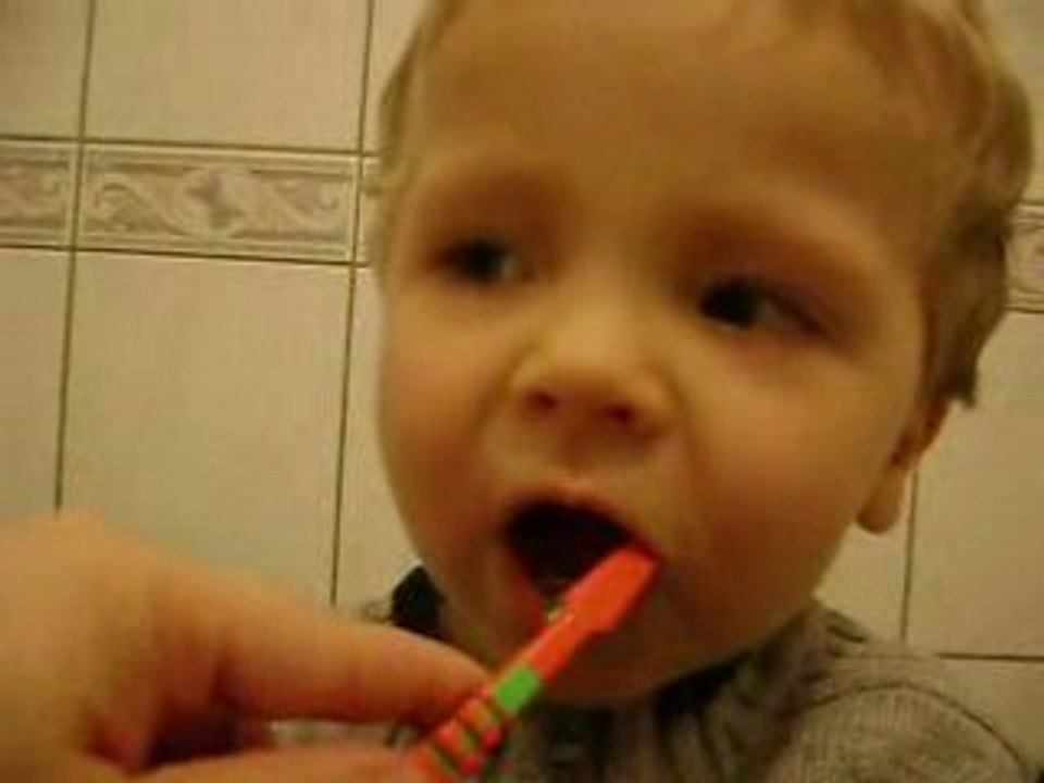 lucas et sa brosse à dent
