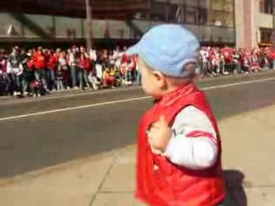 Buzz Le plus jeune chauffeur de foule du monde !!!