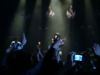 Jenifer entrée sur scene la cigale