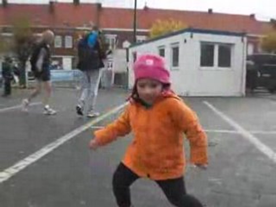 Laly qui danse sur la place de Ploegsteert