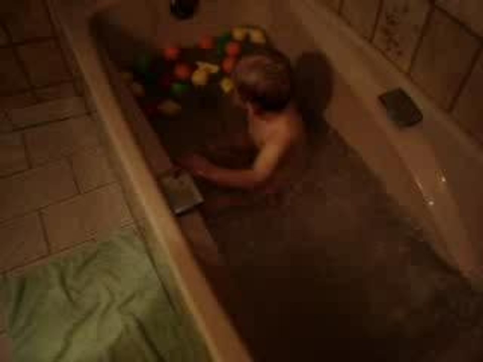 Nino fait le fou dans sa baignoire