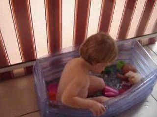 Elora dans sa piscine