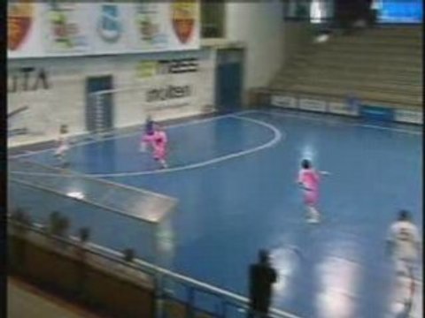 Incredibile rovesciata a calcetto
