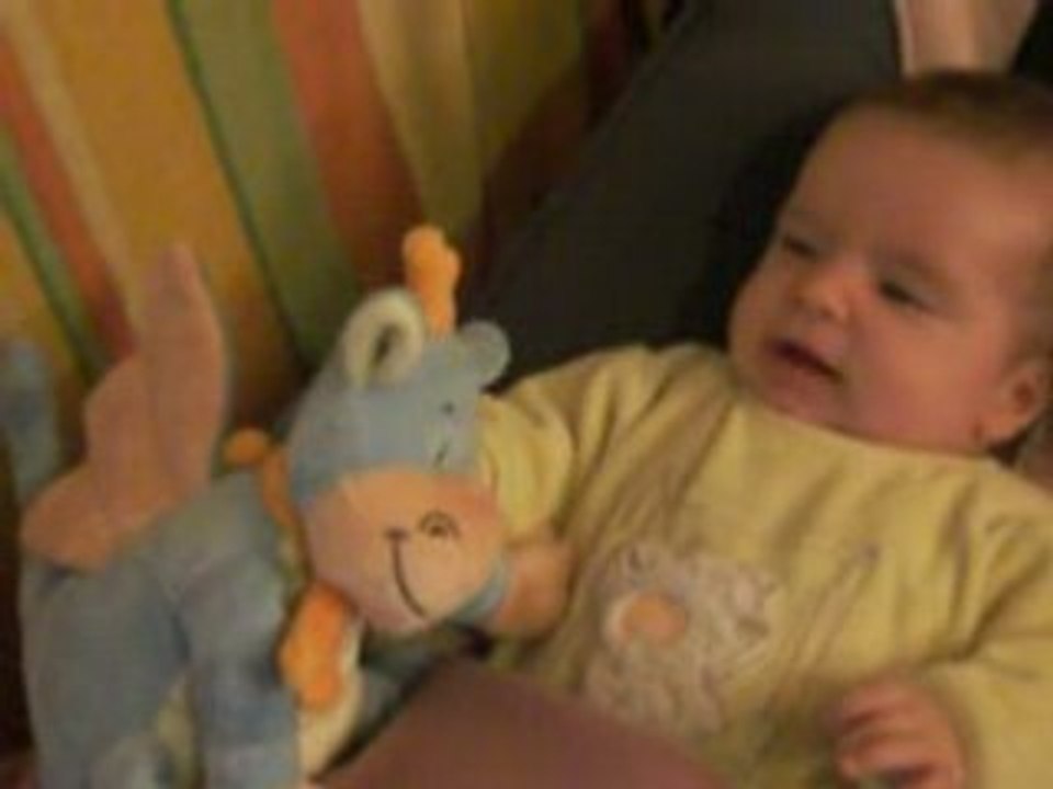 Eden joue avec son dragon