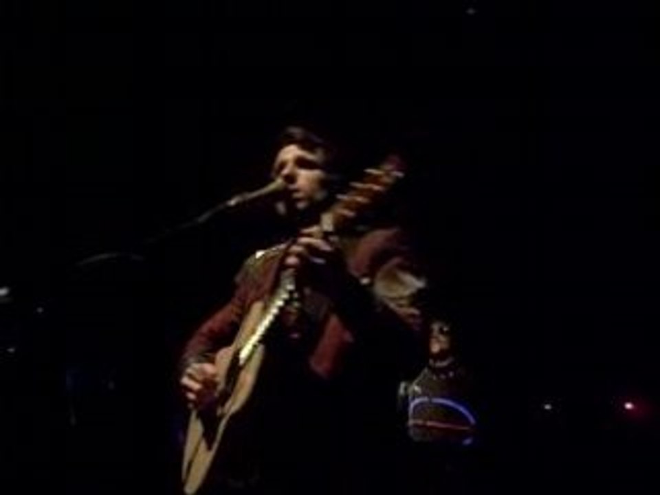 The Hoosiers à Clermont Ferrand, clining on for life