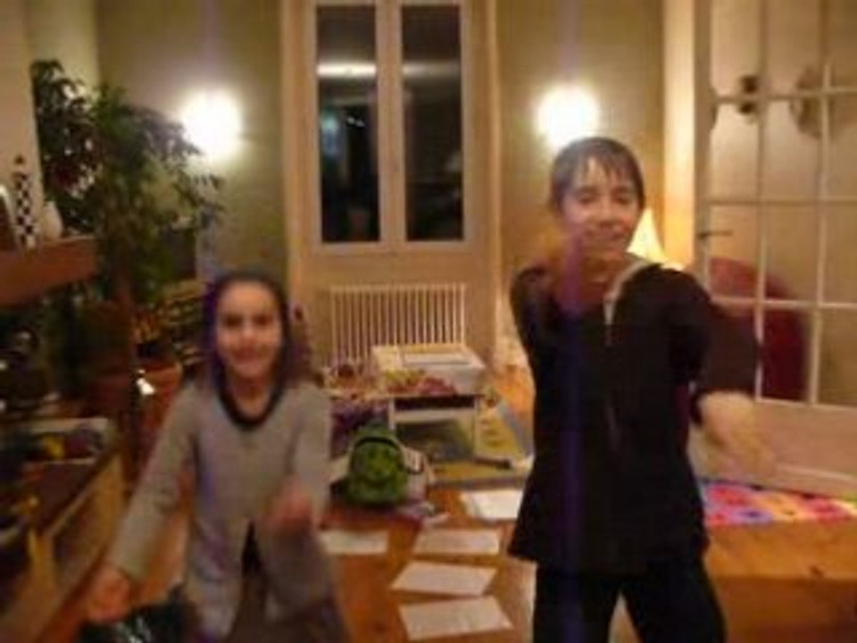 Inès et Eliott dansent la Macaréna