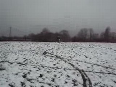 départ racing dans la neige en dirt bike