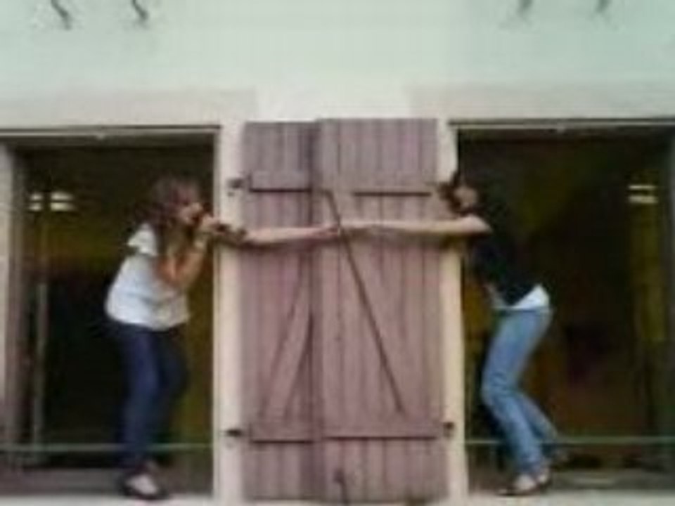 Hélène & Charlène à la fenetre
