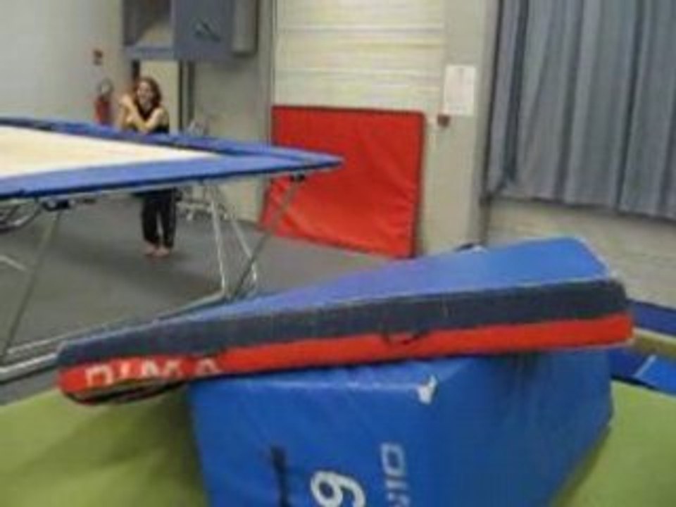 Régis fait du trampoline (Alias Ayrton)