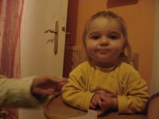 Eline fait le pitre à table