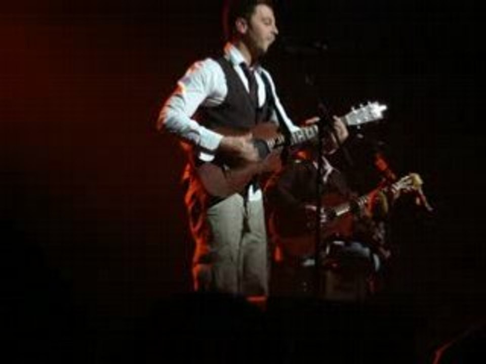 CHRISTOPHE MAE ENTRE EN SCENE