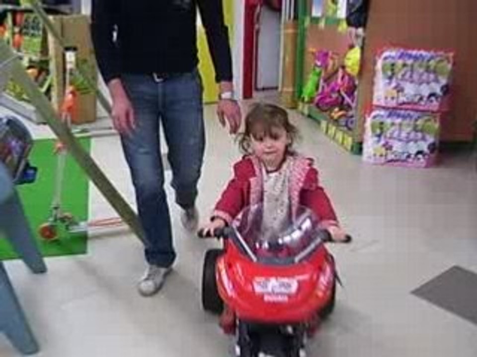 Angélina fait de la moto