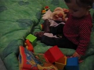 chloé joue par terre sur la couverture