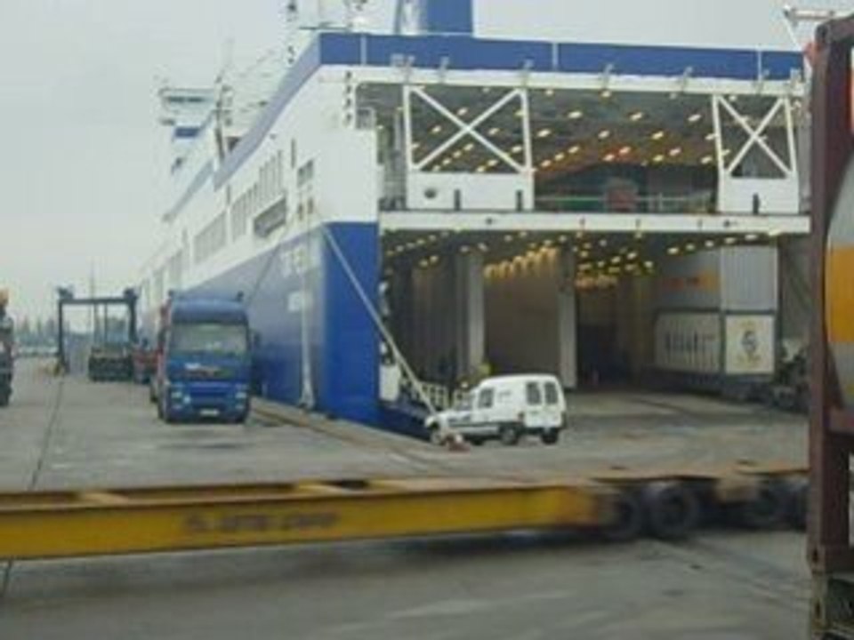 Déchargement du ferry de la Tor line