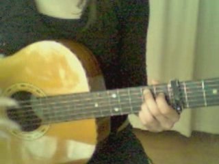1er essai à la guitare avec capodastre: Mlle chante le blues
