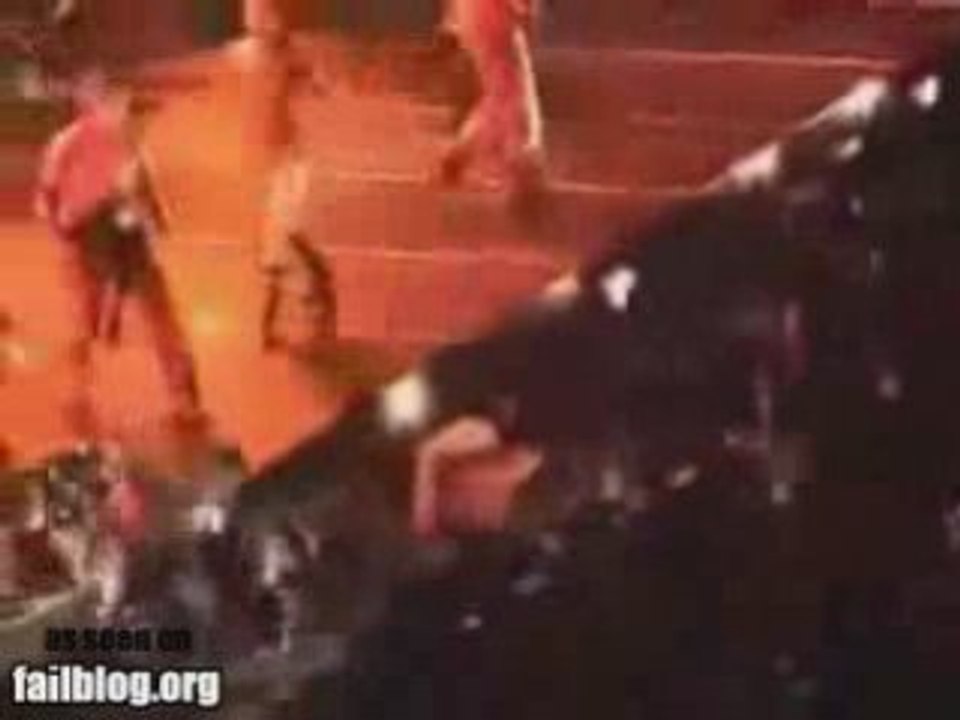 la chute d'un chanteur de la scene