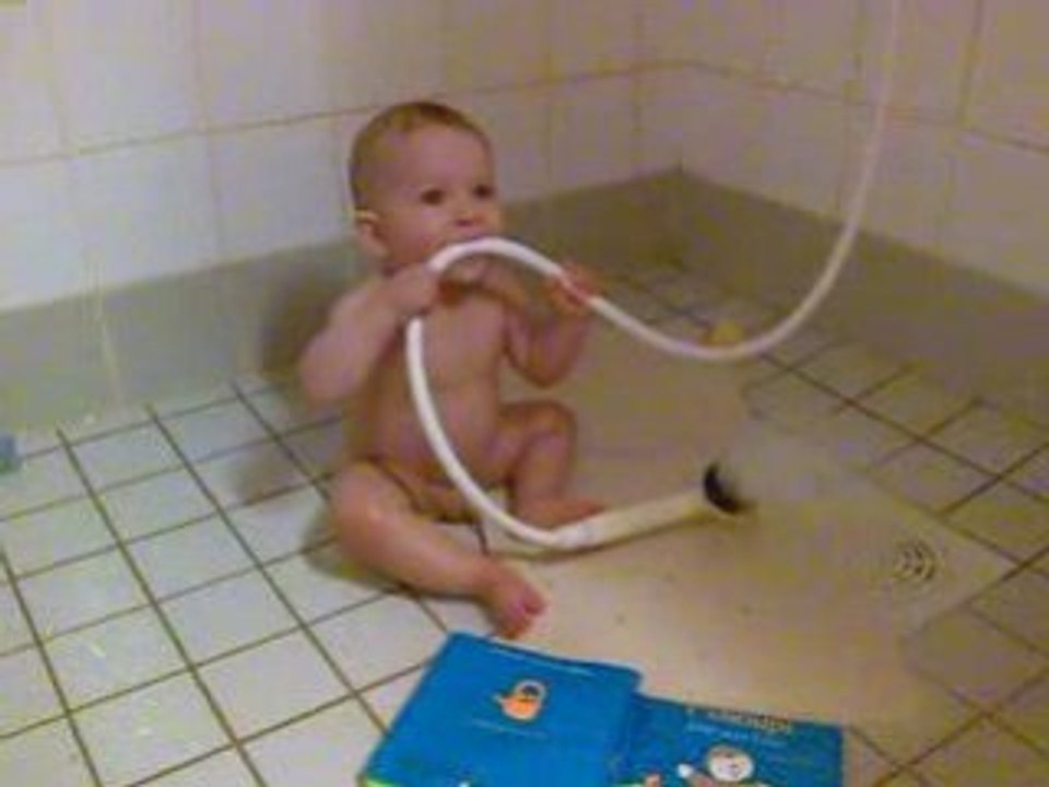 Oskar joue avec l'eau