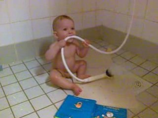 Oskar joue avec l'eau