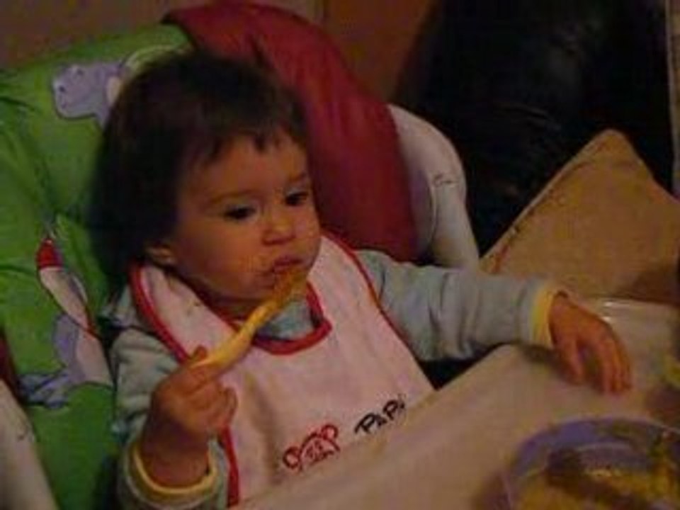 clara mange toute seul