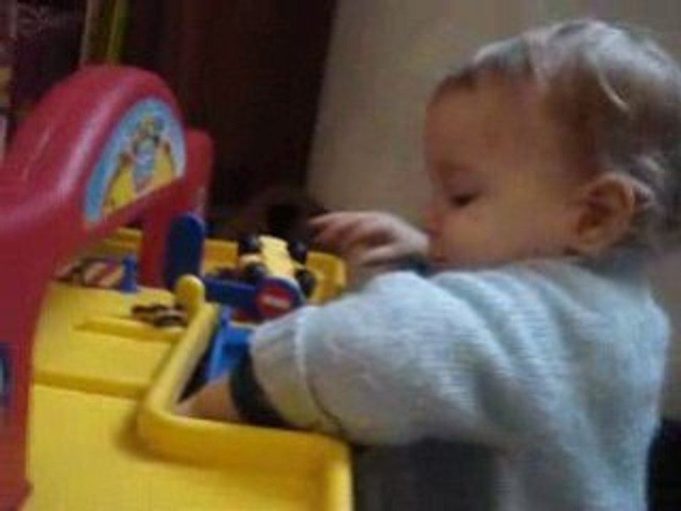 Gaël joue aux petites voitures 2 (16 nov 08)