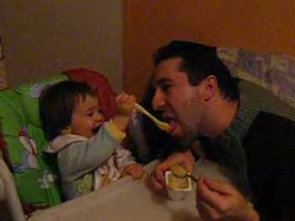 clara donne a manger a papa